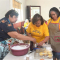 Adultos mayores disfrutan de clase de repostería y gran convivencia