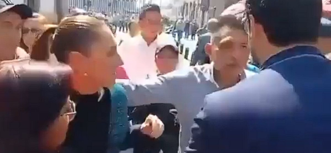 Sujeto acosa a la Presidenta Sheinbaum afuera de Palacio Nacional