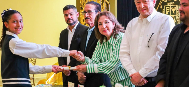 Acompaña presidenta del DIF a graduados de Escuela Fundadores