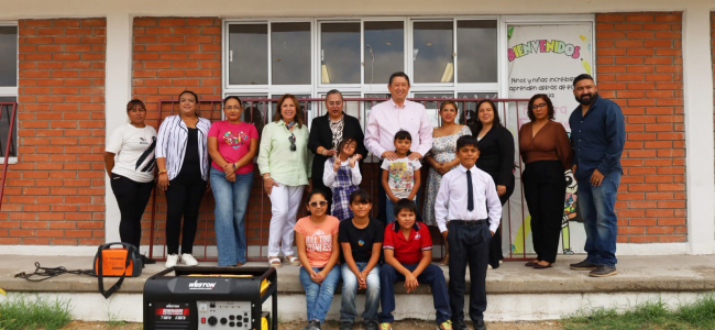 Alcalde Ricardo Treviño entrega apoyos a la escuela primaria Higinio González Calderón
