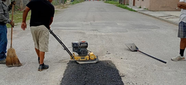 Con bacheo mejoran condiciones de vialidades en Allende