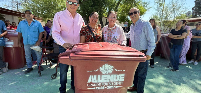 Entregan contenedores de basura y despensas en Allende