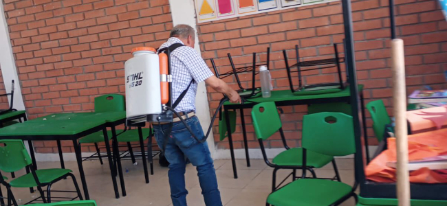 Realizan limpieza y fumigación en escuela Higinio González