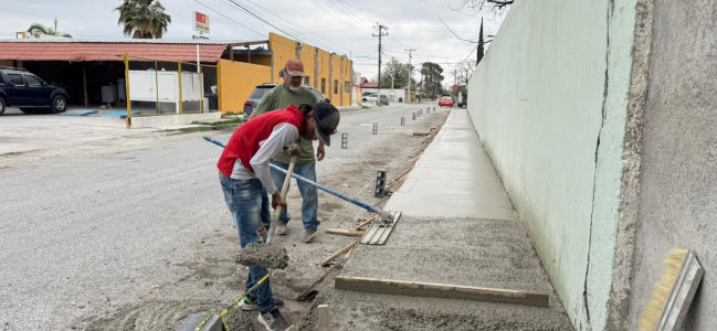 Rehabilitan embanquetado a un costado del IMSS en Allende