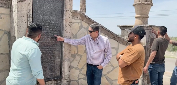 Supervisa alcalde avances en construcción del arco de bienvenida