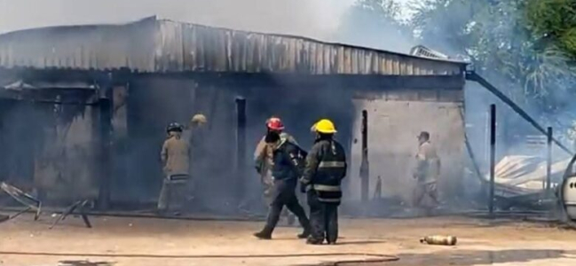 Incendio consume vivienda y camioneta en colonia Jardín de Nava