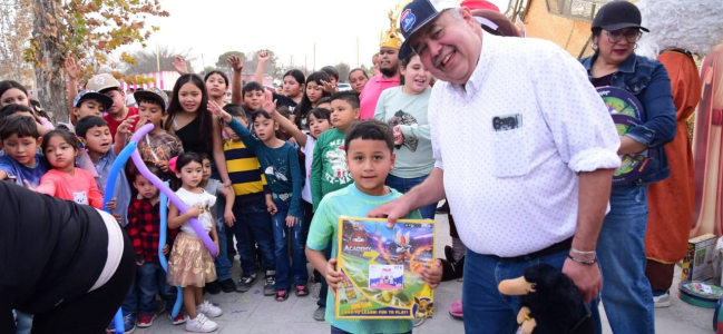 Celebran Día de Reyes con la niñez del ejido Los Álamos