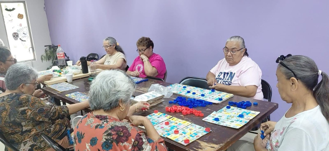 Adultos mayores disfrutan convivencia y comparten experiencias