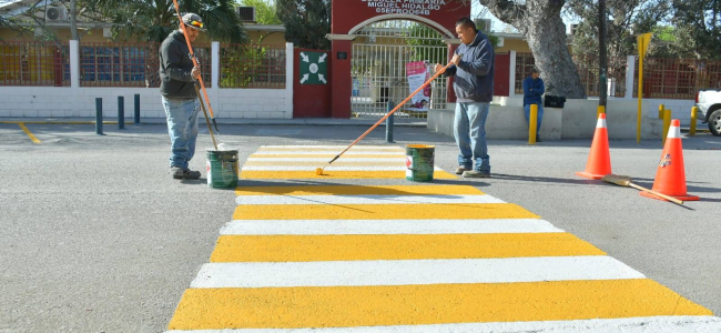 Brindan seguridad a peatones con tareas de señalización