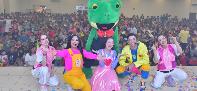 Celebran a la niñez con festejo en el Auditorio Municipal de Nava