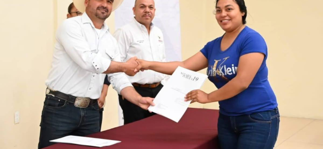Entrega Iván Ochoa 30 escrituras a familias de la colonia San Agustín