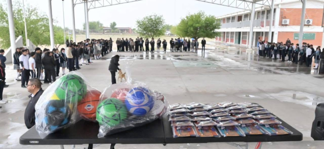 Entregan material deportivo en secundaria de Nava