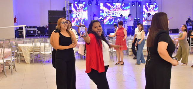 Festejan y reconocen a maestros en Nava
