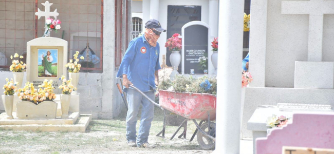 Realizan limpieza y mantenimiento en el Panteón Municipal de Nava