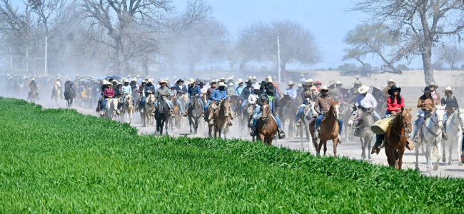Rompe récord la Cabalgata de Nava, con más de 10 mil participantes