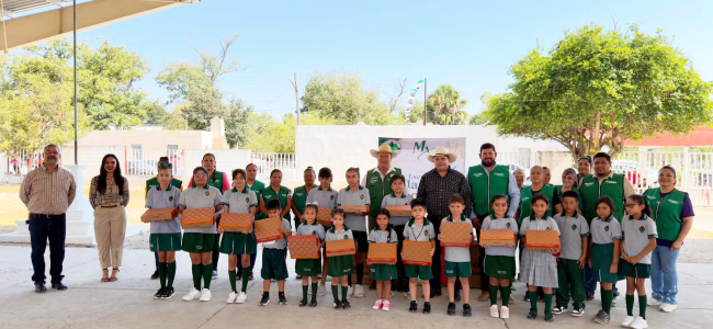 Entregan paquetes de útiles escolares en primaria Manuel Acuña