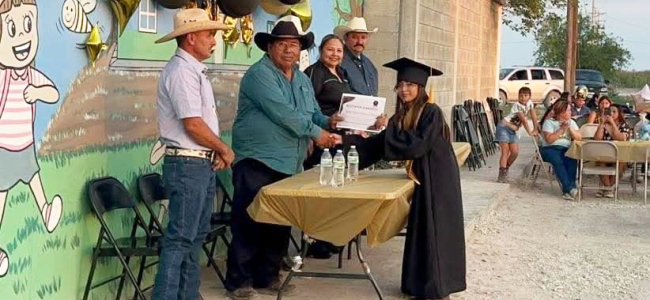 Autoridades atestiguan graduación en escuela Aquiles Serdán del ejido Charcos