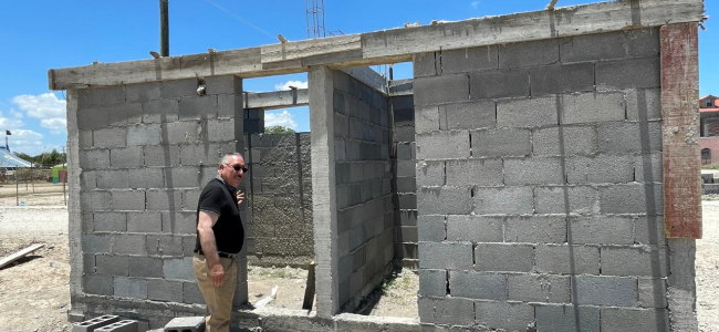 Construyen sanitarios en campo de futbol de ejido Tío Pío