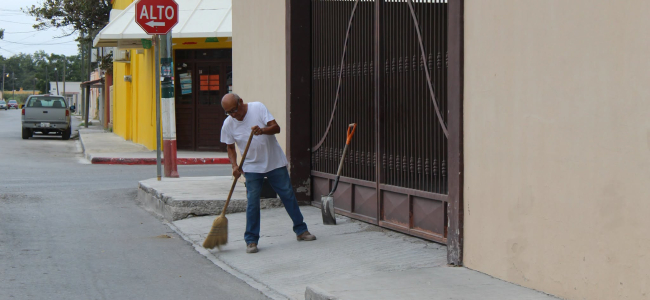 Continúan acciones de limpieza en principales calles del municipio
