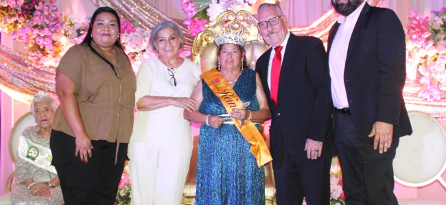 Emotiva coronación de la Reina del Adulto Mayor en Zaragoza