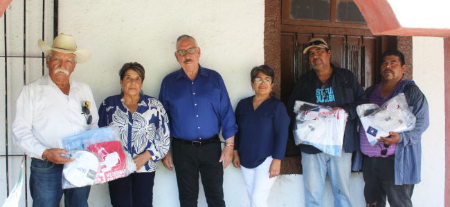 Entrega alcalde Evelio Vara equipo a personal de campo
