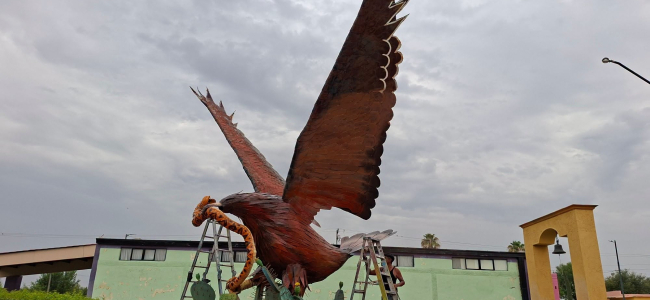 Realizan mantenimiento en la escultura del águila en Zaragoza