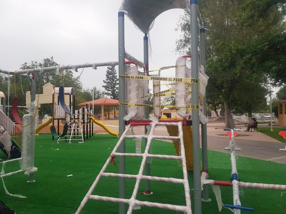 Rehabilitan área de juegos infantiles en la plaza principal de Morelos