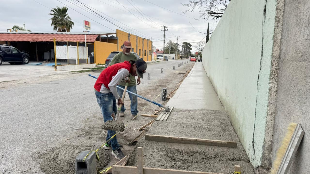 Rehabilitan embanquetado a un costado del IMSS en Allende