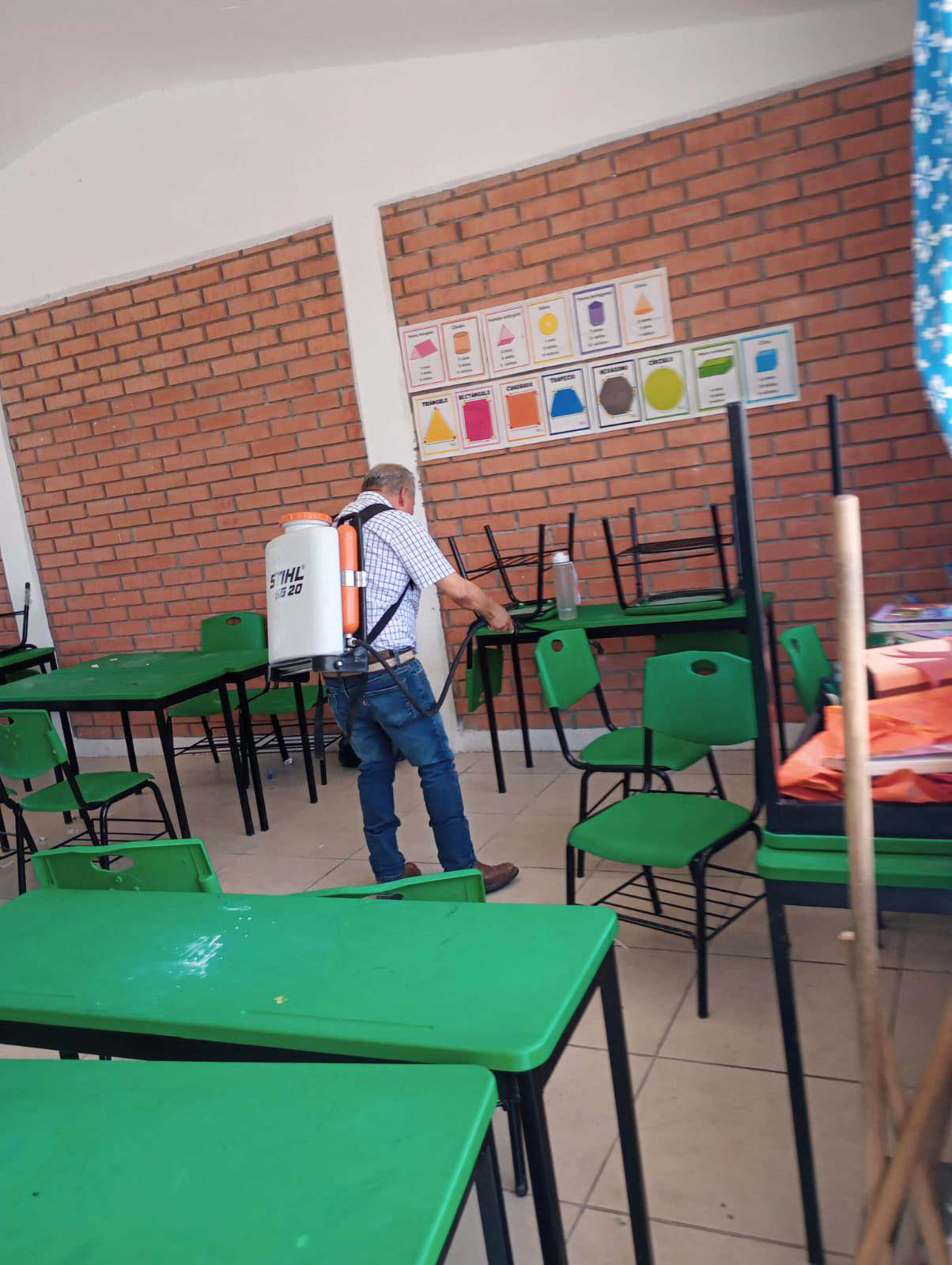 Realizan limpieza y fumigación en escuela Higinio González