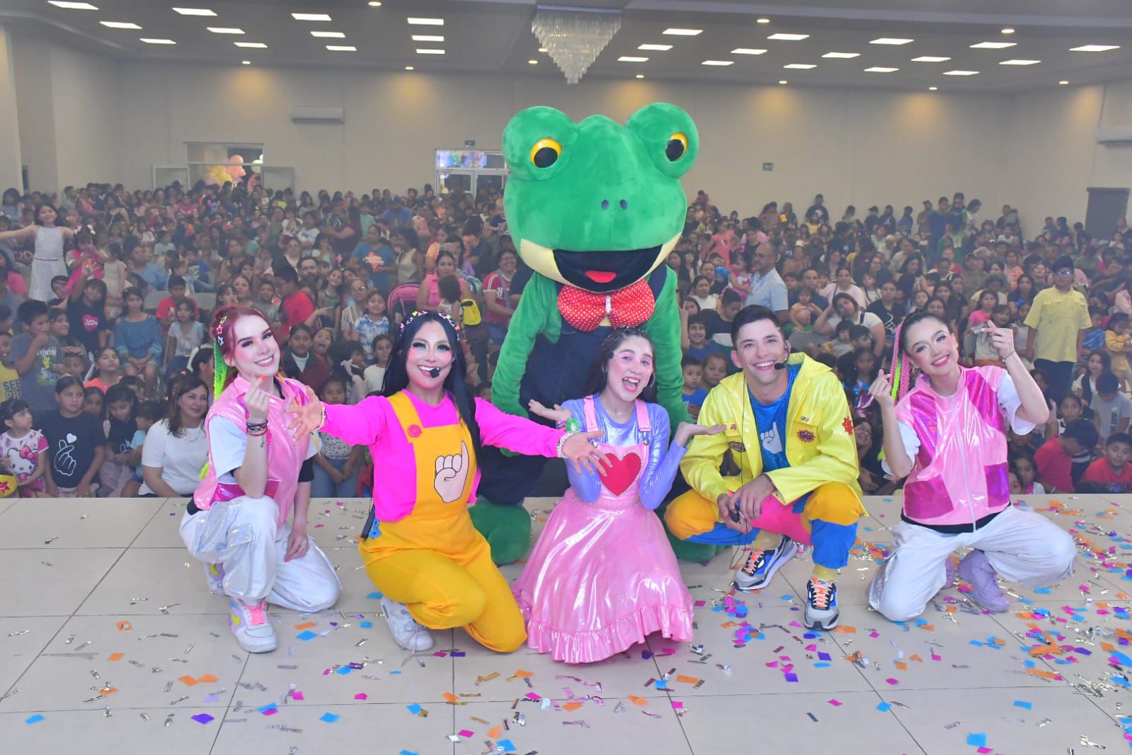 Celebran a la niñez con festejo en el Auditorio Municipal de Nava