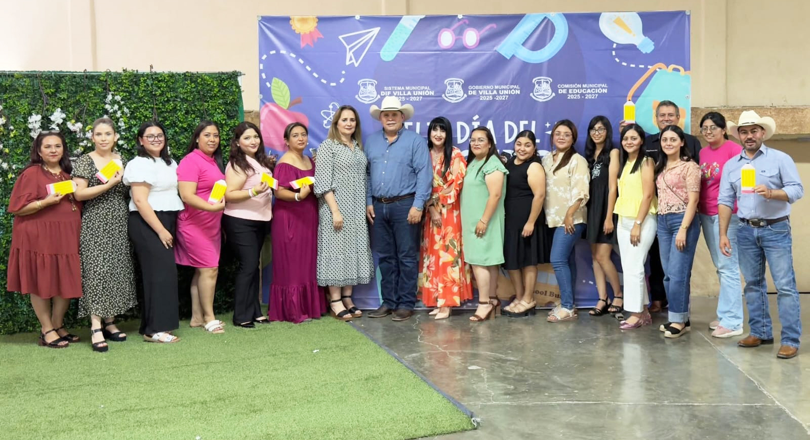 Municipio de Villa Unión rinde homenaje a los maestros en su día