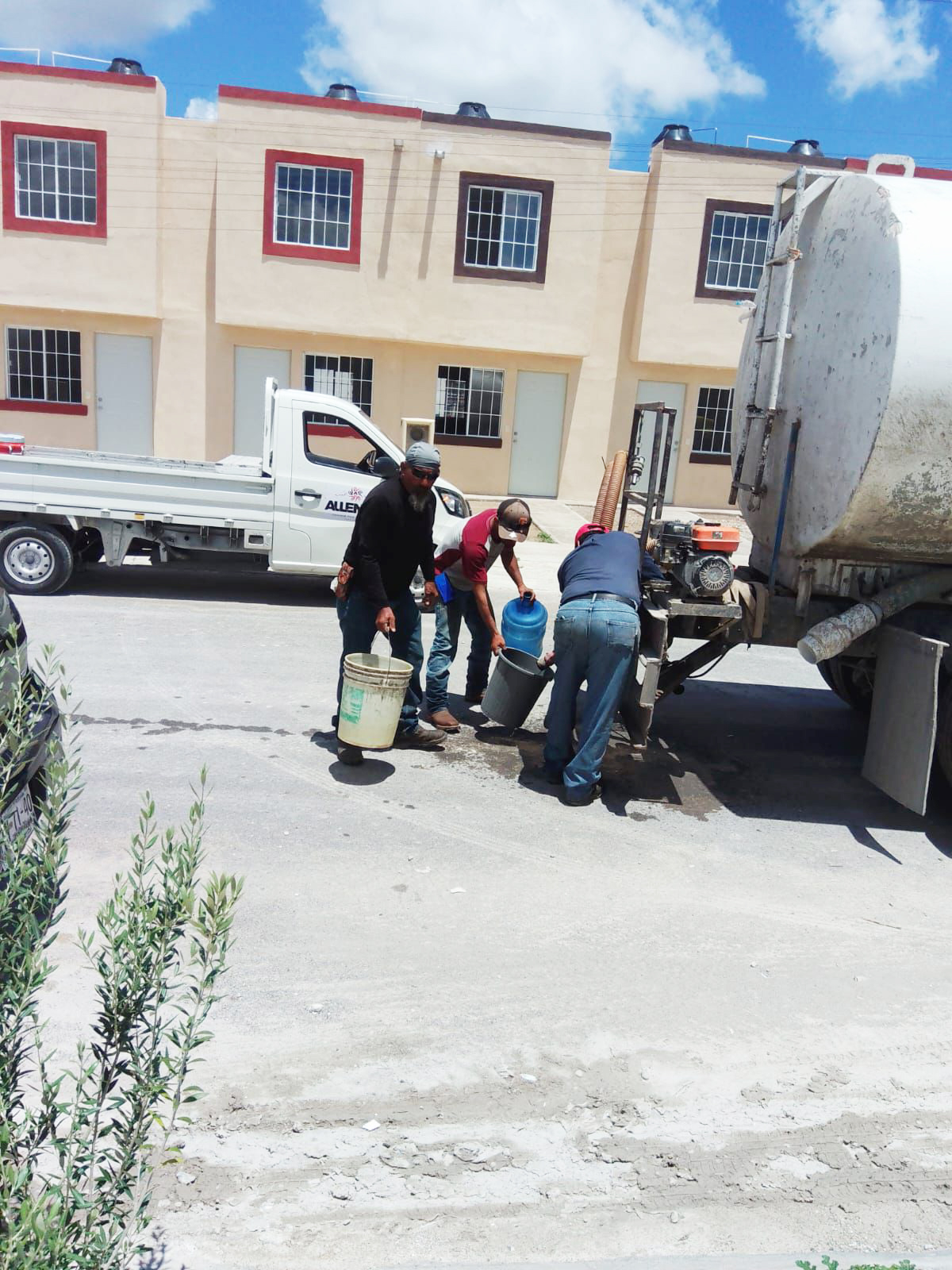 Brindan apoyo con abasto de agua a distintos sectores de Allende