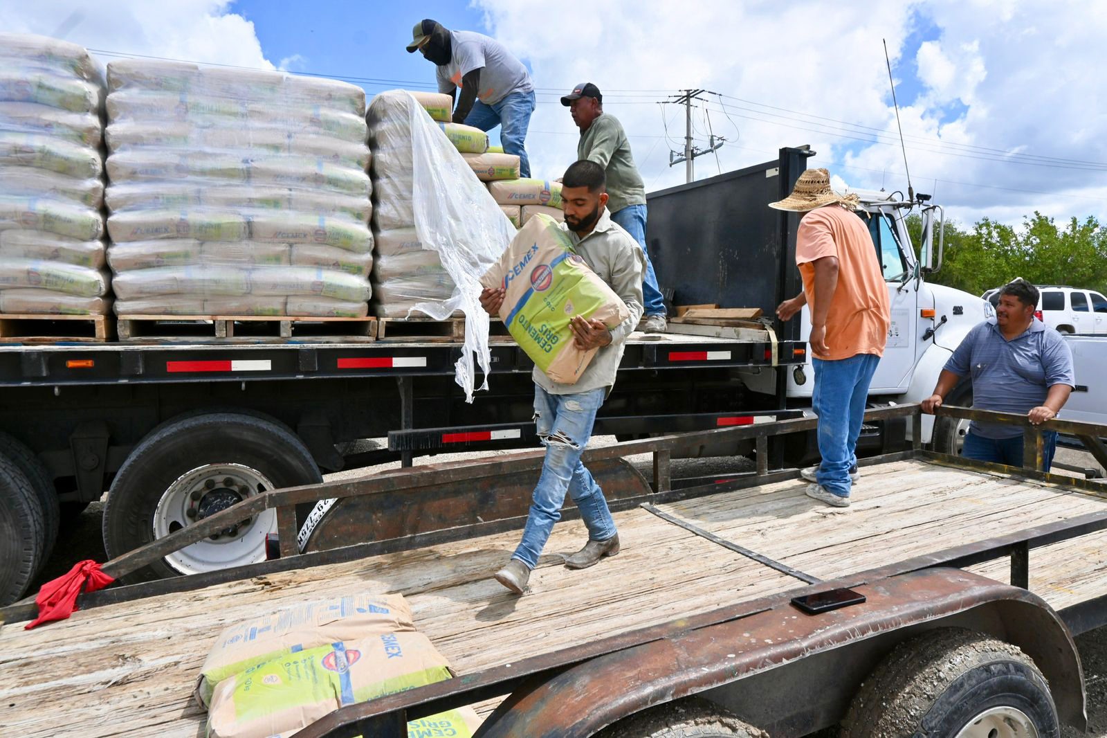 Entregan cemento subsidiado para apoyar economía de familias navenses