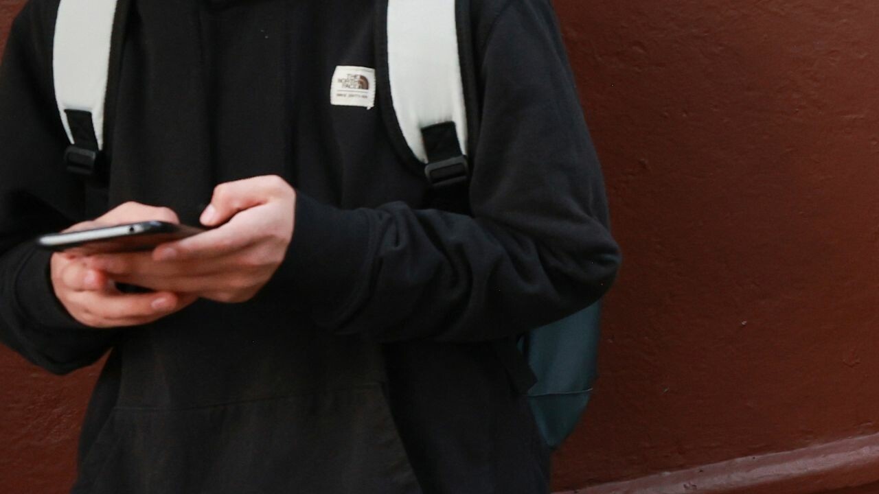 Coahuila sin definir sanciones por uso de celulares en escuelas