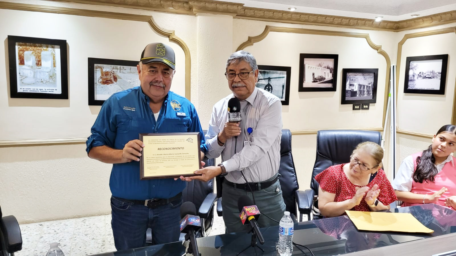 Secundaria General Morelos entrega reconocimiento al alcalde Mario Camarillo