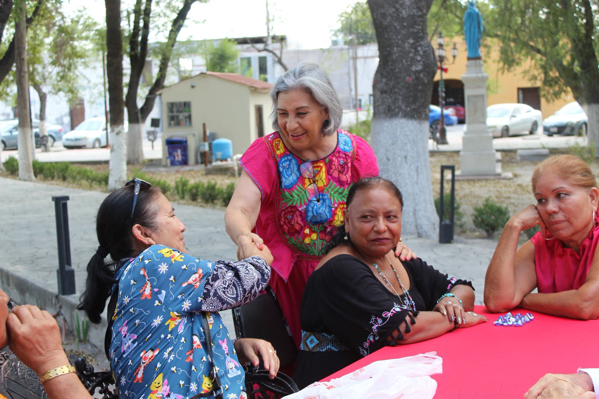 Brindan Tarde Mexicana a los adultos mayores en Zaragoza