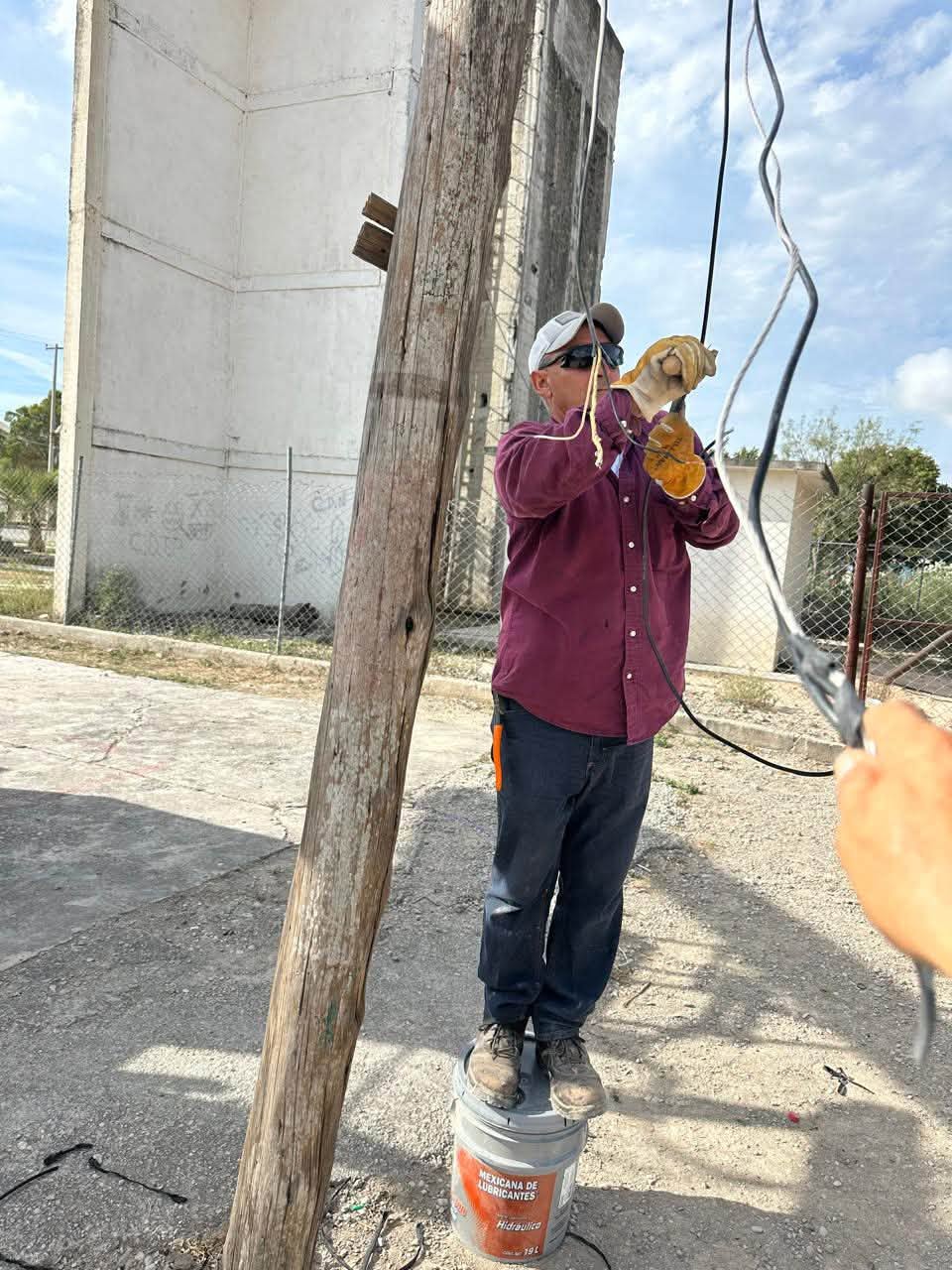 Mejoran alumbrado en la cancha del ejido Tío Pío